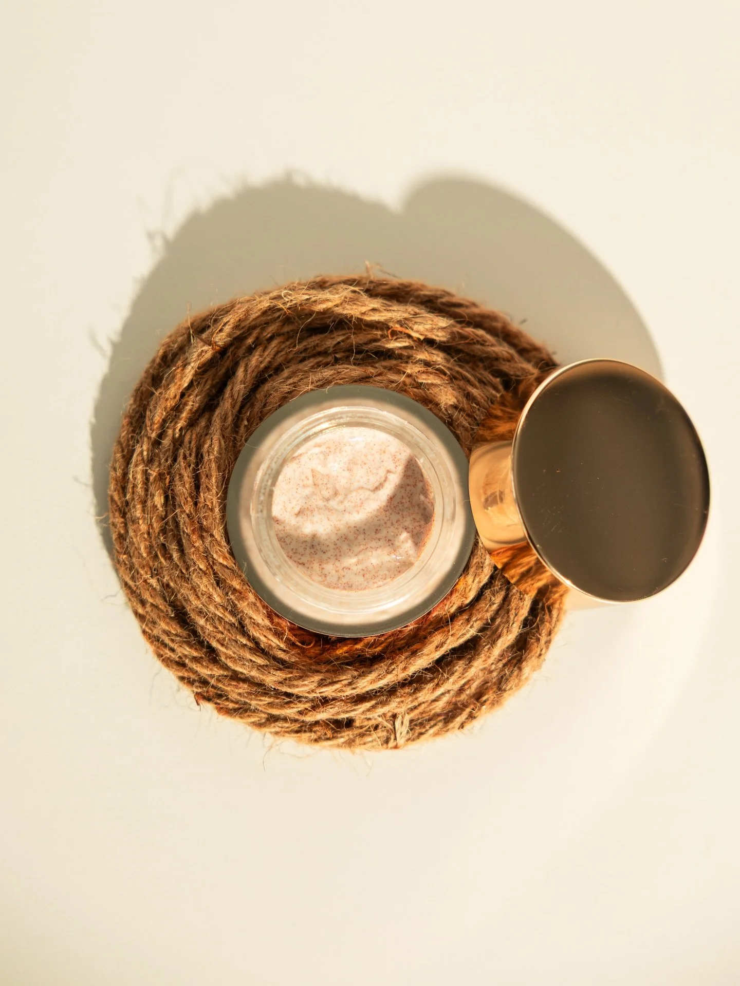 A fresh routine begins with the right essentials.
Healthy-looking skin is built through consistency, softness and care. 🤍
&nbsp;
#SkincareMEV #GlowRoutine #HealthySkin