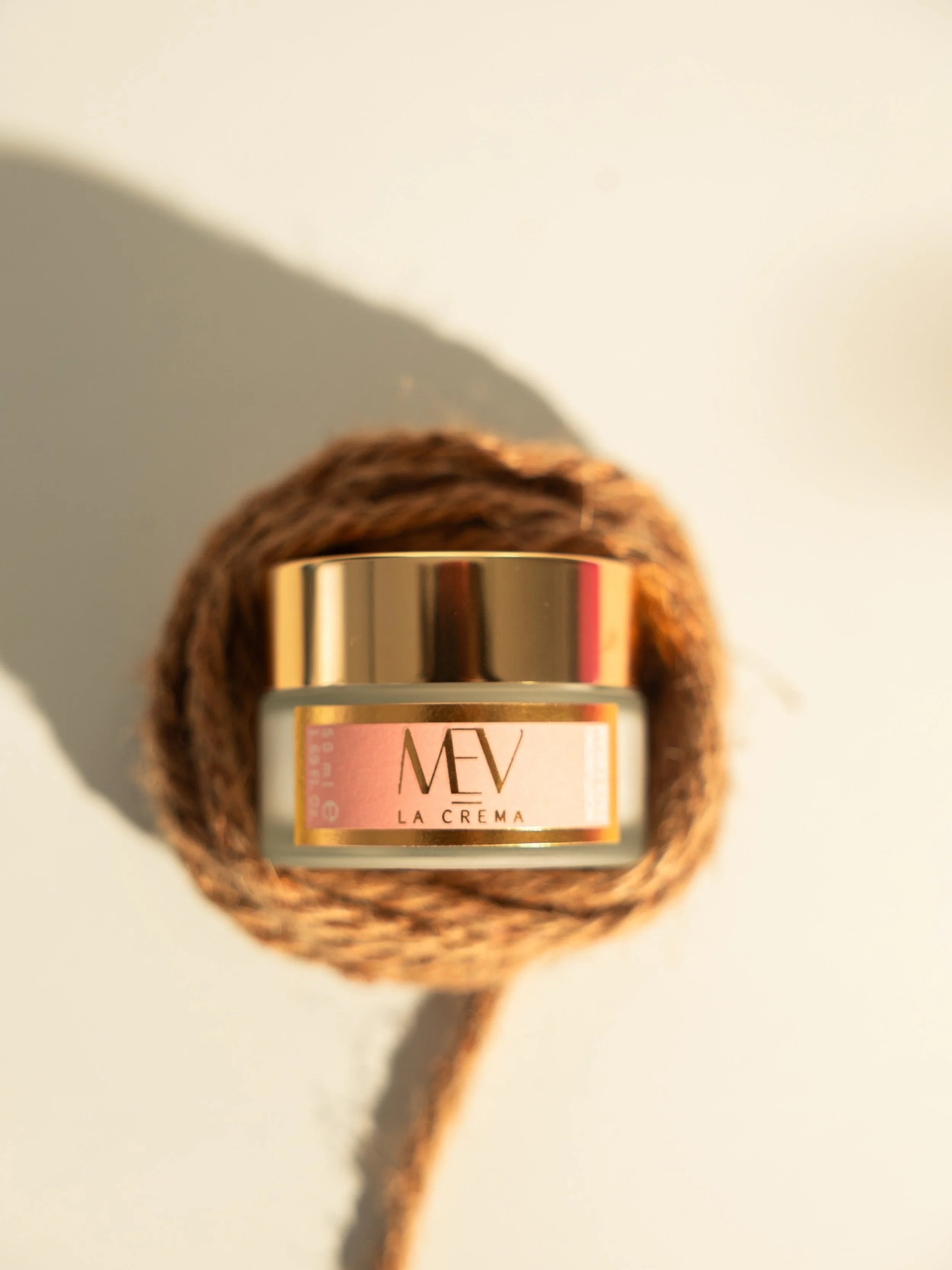 Rich, enveloping, and deeply restorative.
A daily indulgence that leaves the skin nourished,
smooth, and radiant.