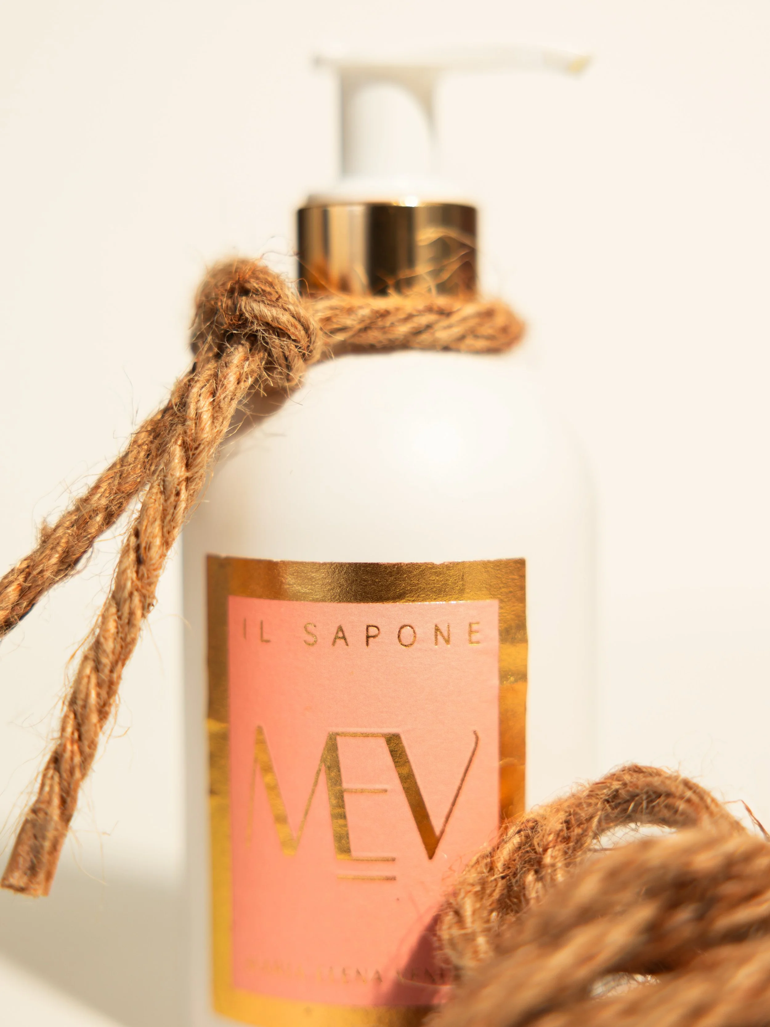 The simplest step, perfected.
A gentle cleanse that restores clarity and prepares the skin for everything that follows. 🧴✨

#PureRoutine #CleanBeauty #LuxurySkin #MEVBeauty #FreshSkin