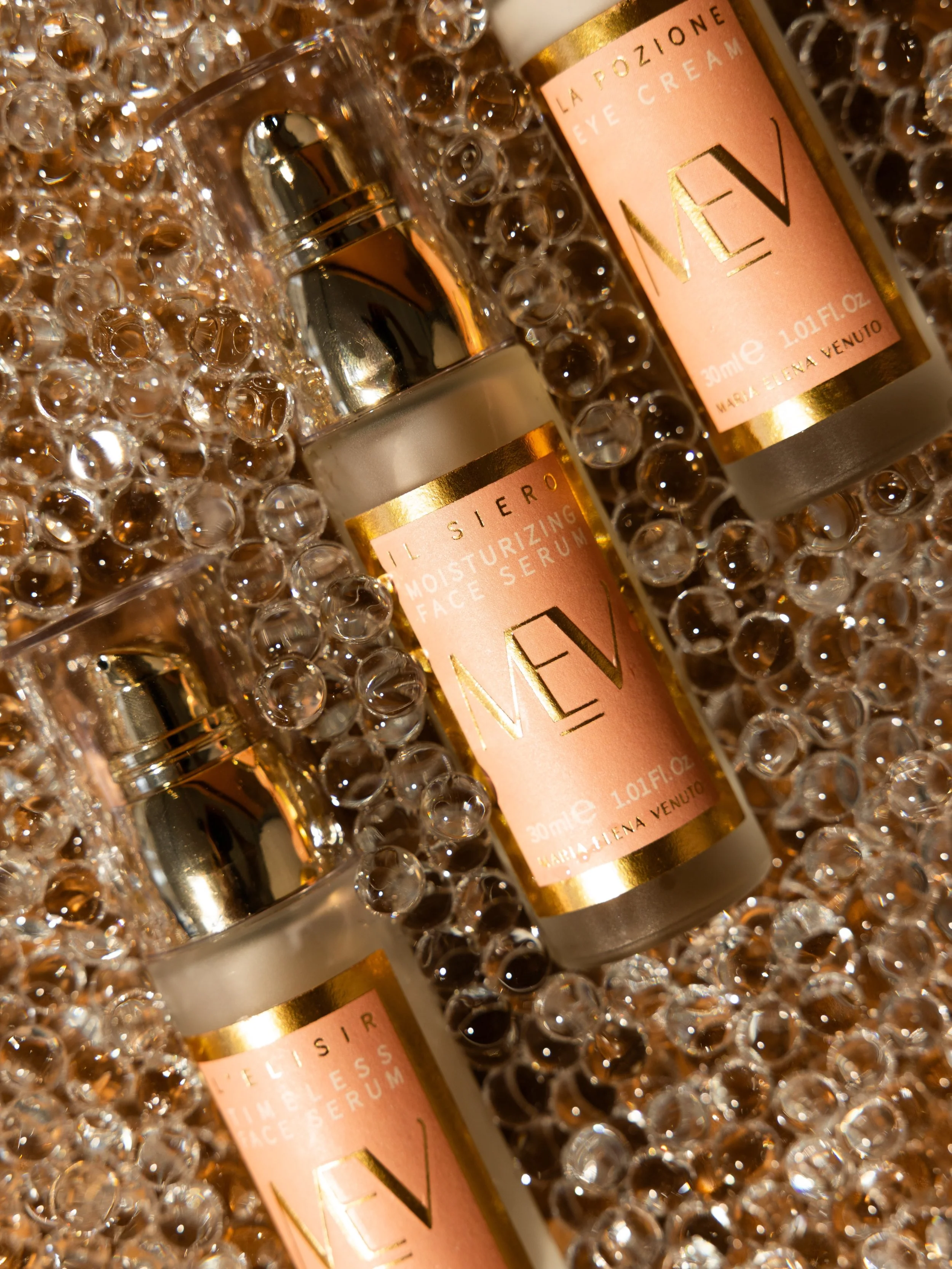 Skincare suspended between purity and glow.
An elevated ritual where hydration meets luminosity. ✨

#RadiantSkin #LuxurySerum #GoldenBeauty #HydrationRitual
#MEVGlow