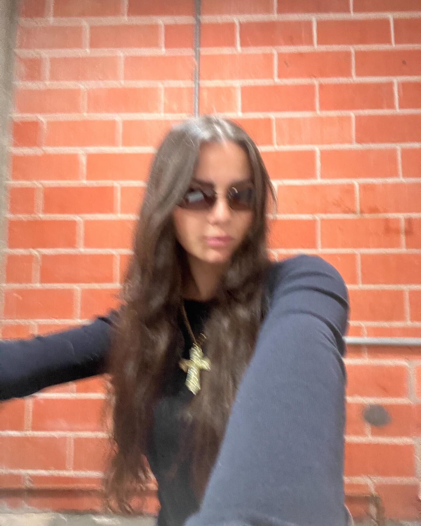 me + this wall 🤝🏼📸

wearing the regal royal cross necklace 🤍