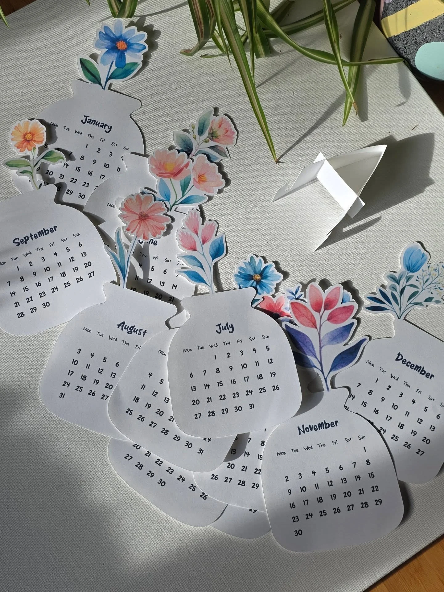 Who says you can't have flowers on your desk year-round? 🌺
My handmade 2026 Flower Vase Desk Calendar is here to prove that paper blooms are chef's kiss 💐✨
✨ 12 unique floral designs (one for each month!)
✨ Handmade locally with love
✨ Comes with a