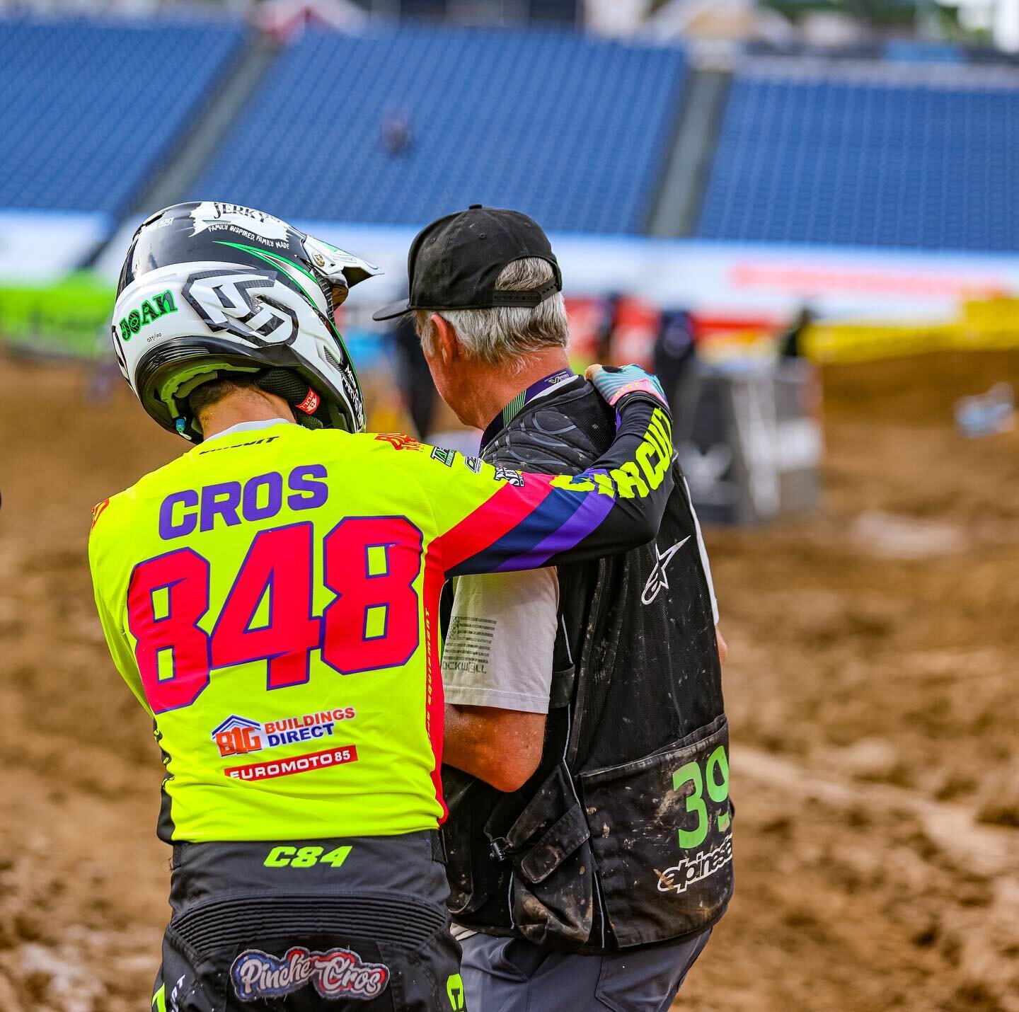 Every once in a while even a photographer like @browndogwilson needs a little hug. .
.
M
X
#supercross #supercrosslive  #nashville #tennessee #nissanstadium  #sx #motocross #mx #dropthegate  #thisismoto #supermotocross 😂