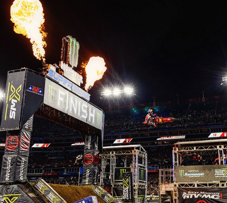 Statement win from @jettson18 in Nashville and taking back the points lead with 3 rounds left! This @supercrosslive season has been so good 🔥🏁

📸 / @mxmatt 

H
M
X

#hardlinemx #hmx #supermotocross #supercross #motocross #nashvillesx #dirtbike #mo