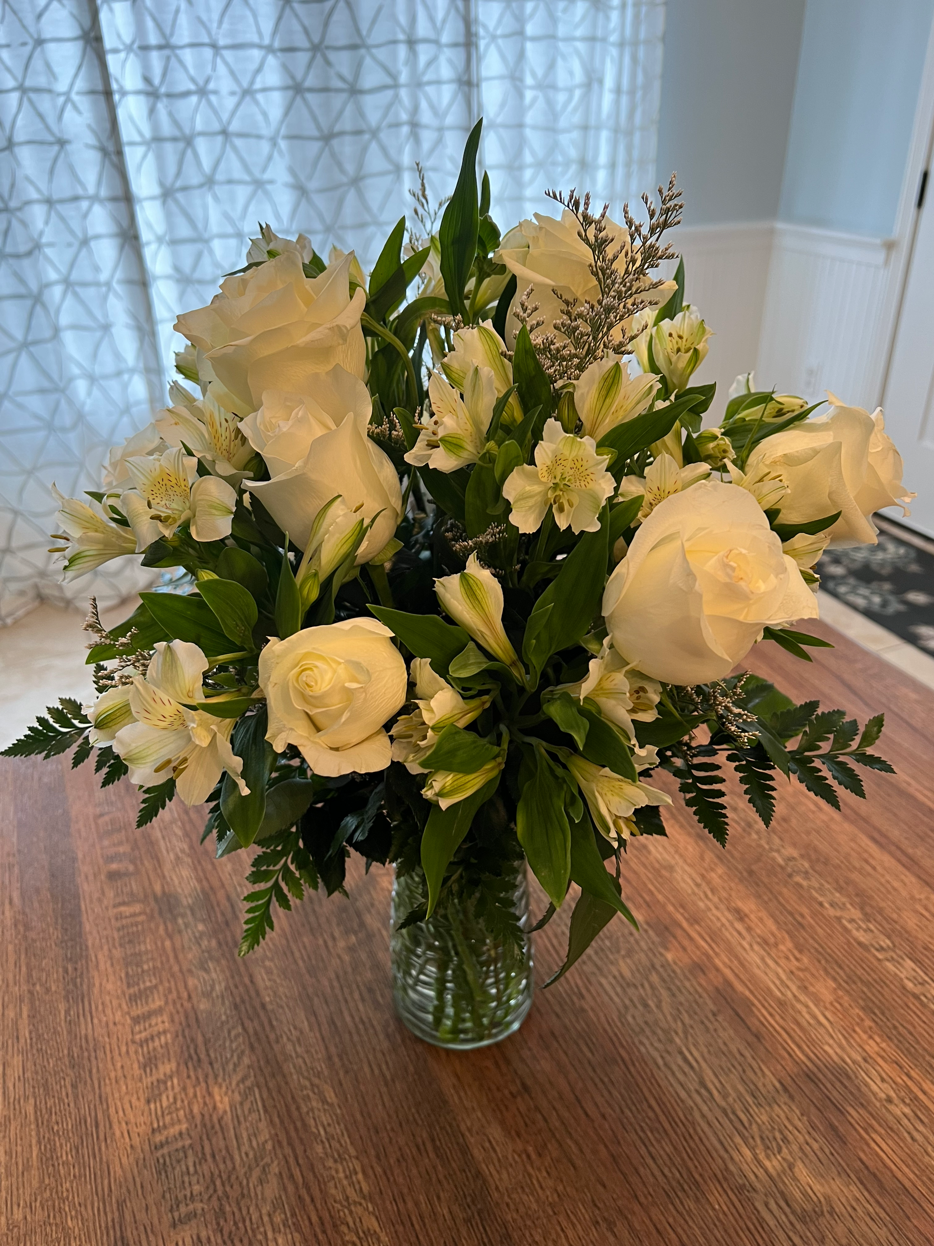 H39 Vase Arrangement (Standard $50, Premium $85, Luxury $125) *Standard Shown
