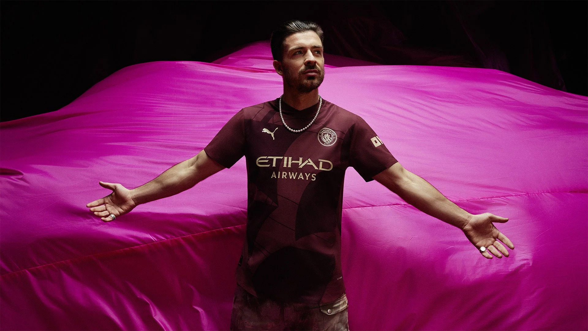 24AW_PR_TS_Football_Man-City_Third_Matchwear_Grealish_0080_16x9_1920x1080px.jpg