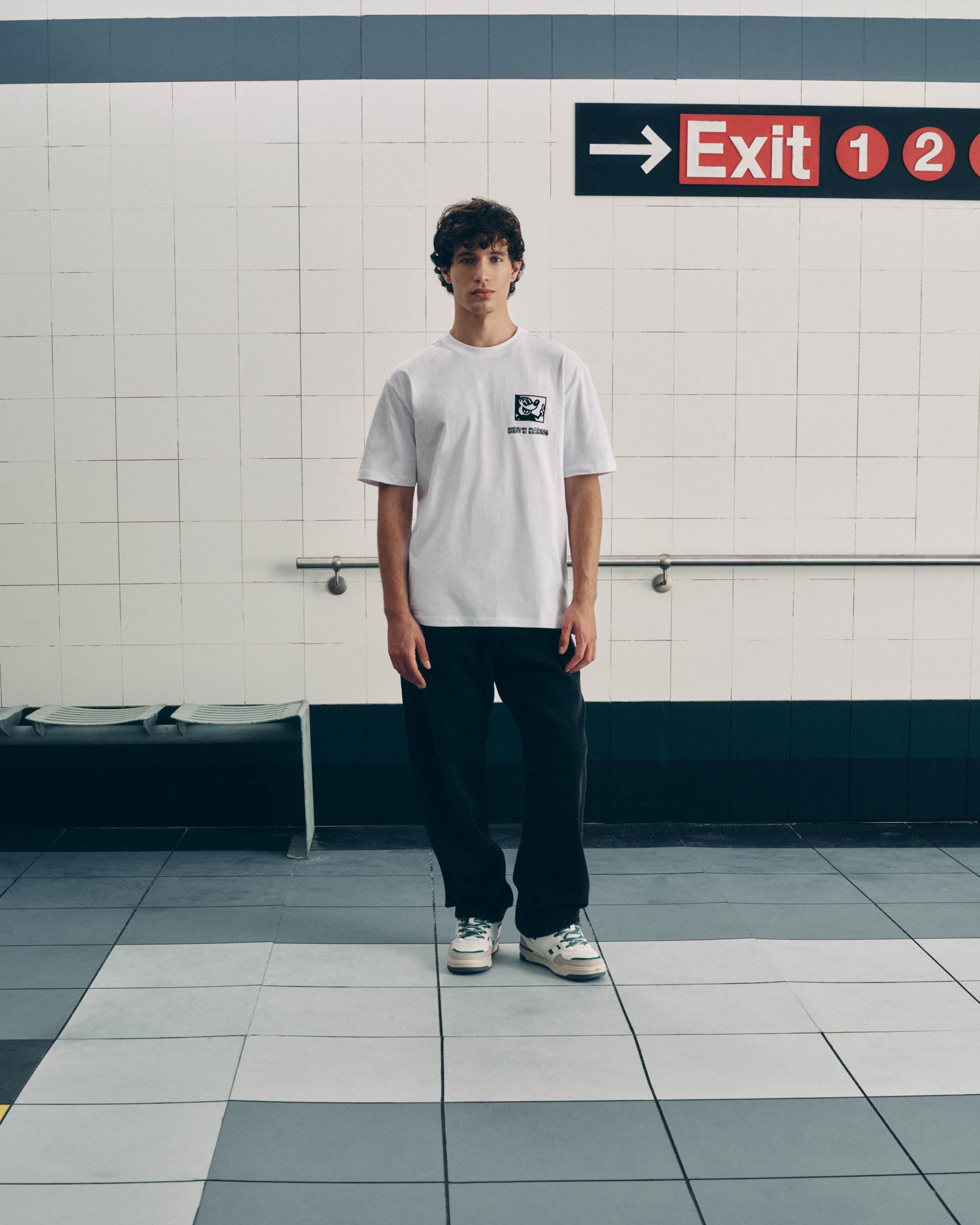 20240708_ExtCampaign_MickeyMousexKeithHaring_D6_WhiteTee&Trouser_EC_Shot005_010.jpg