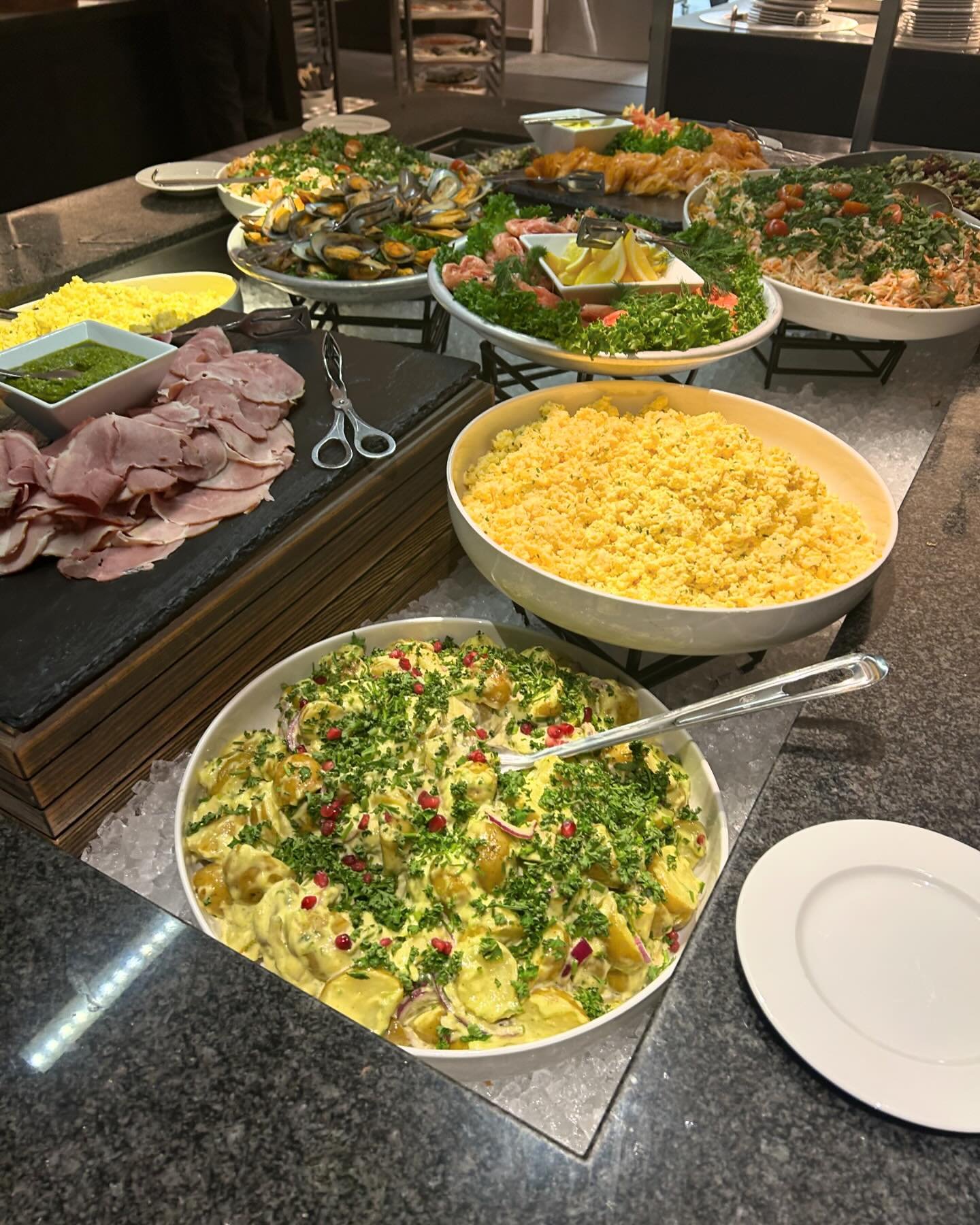Hver dag serveres der en buffet ved frokosttid. Den skal bestå af fem forskellige salater. Det er meget vigtigt, at alle salater både smager og ser godt ud.