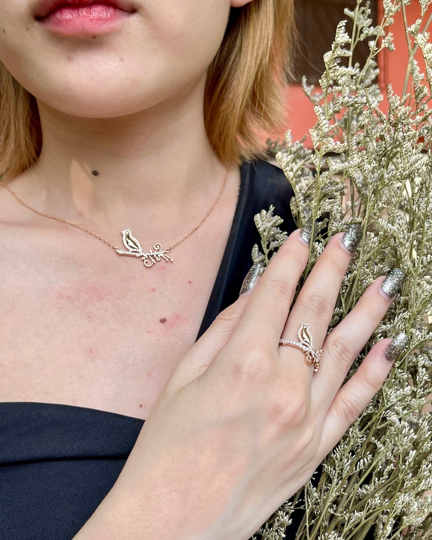 Did you know that we have custom-made bird jewelry at Copper Canary? 

These canaries are available diamond studded (as shown here), or as just fine gold pieces. We have necklaces and rings to show off these beautiful birds!