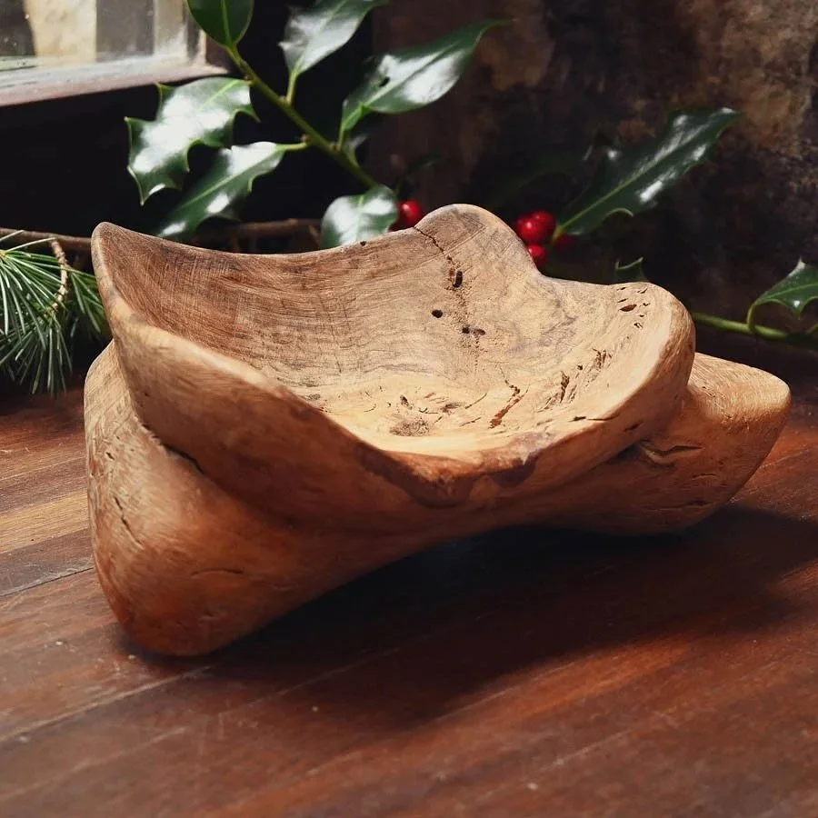 Hermosa y org&aacute;nica bandeja para llaves y escultura de madera de olivo, imaginada y realizada por Fabi, zapatero y escultor de Navarra Espa&ntilde;a. Un objeto con caracter&iacute;sticas &uacute;nicas y hermosas que lo vuelven un objeto para lo