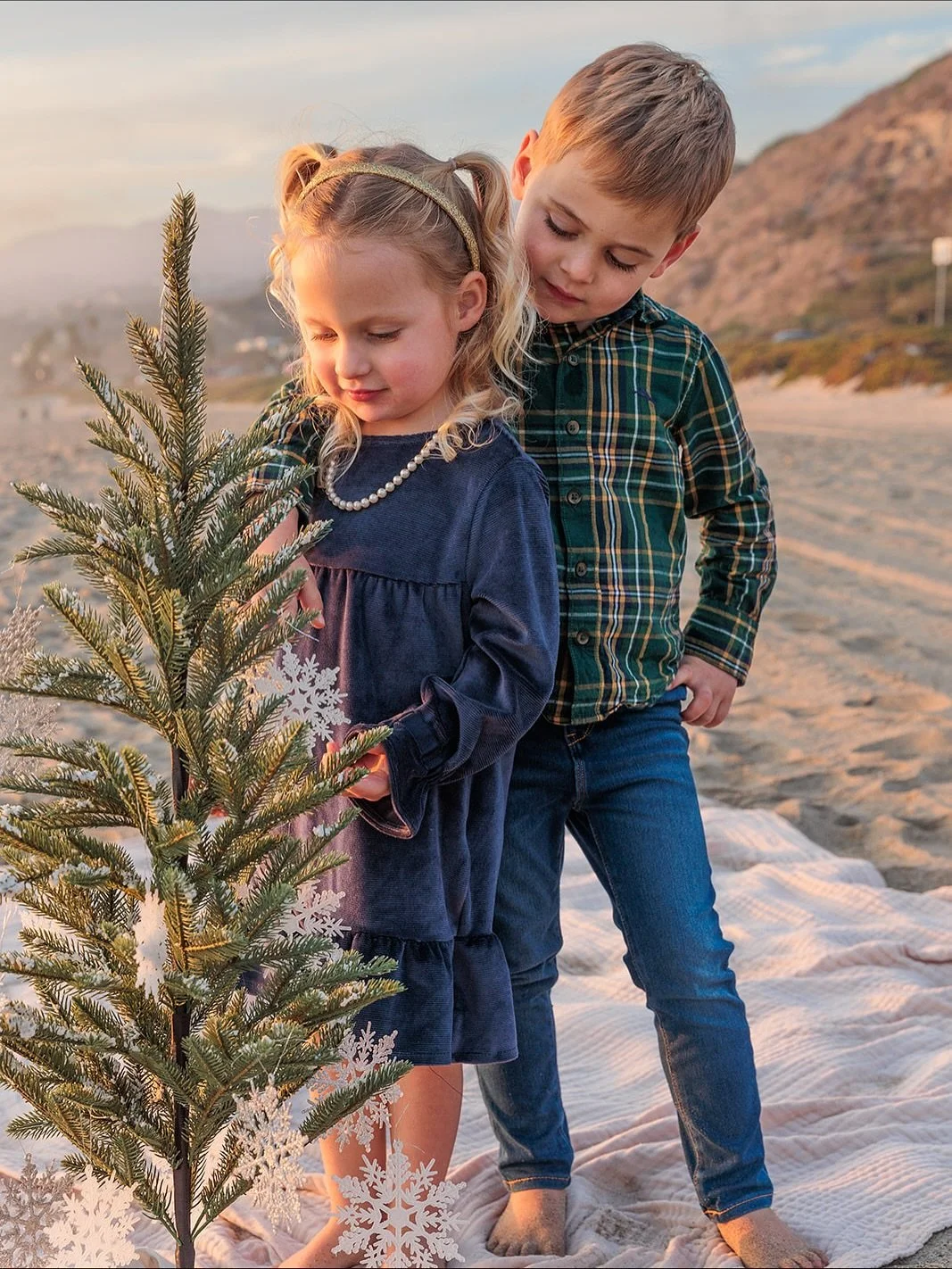 🎁 Holiday cards = handled.

✨ It&rsquo;s the greatest time of year, and it&rsquo;s here! ✨

Holiday Minis are back&mdash;get your family photos done just in time for the holidays.

What&rsquo;s included:
✔️ 15-minute session
✔️ Every great shot, ful