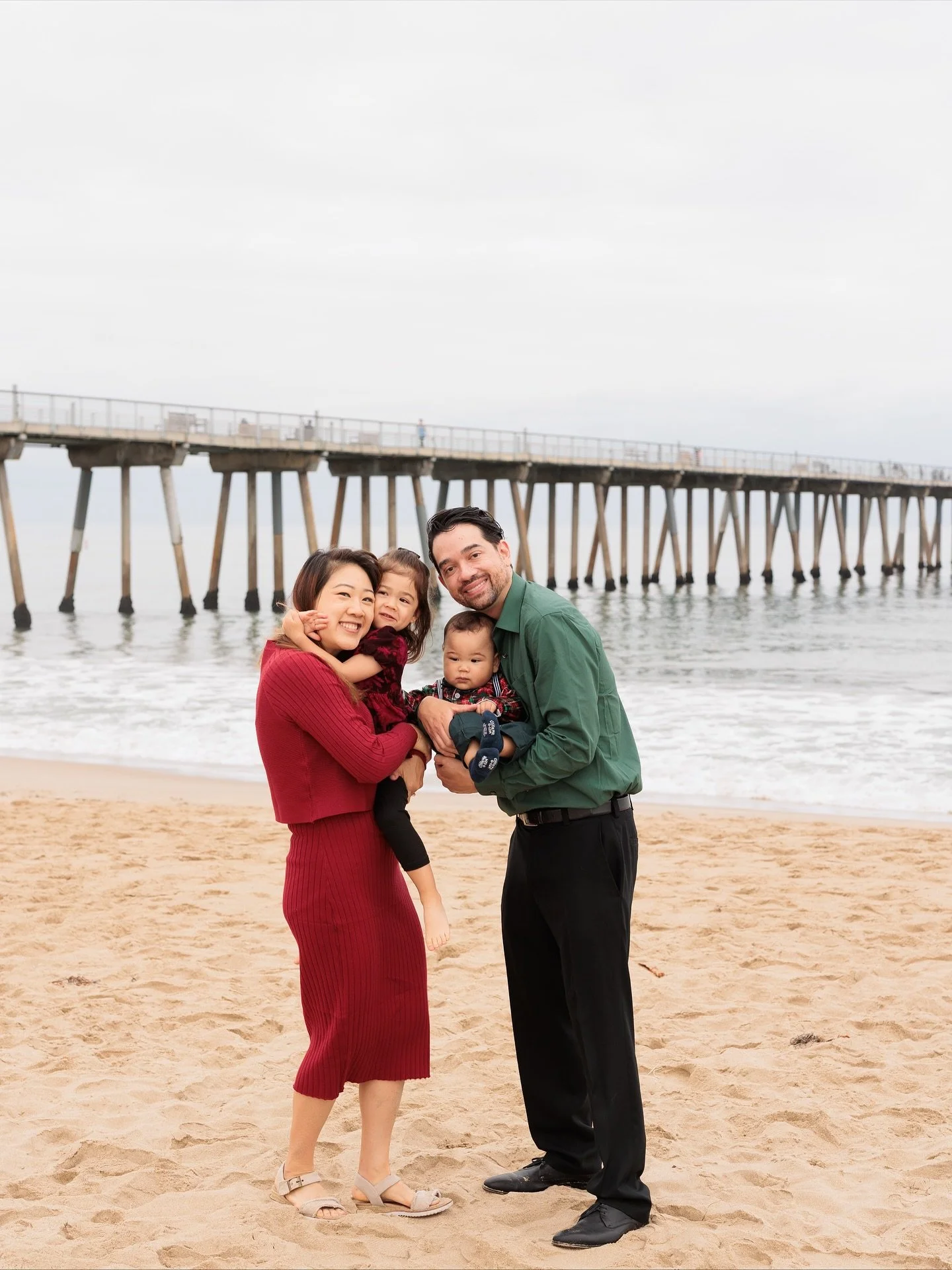 Holiday sessions? Sleighing it this year 😉🎅✨

#laphotographer #holidayphotos #christmas2025