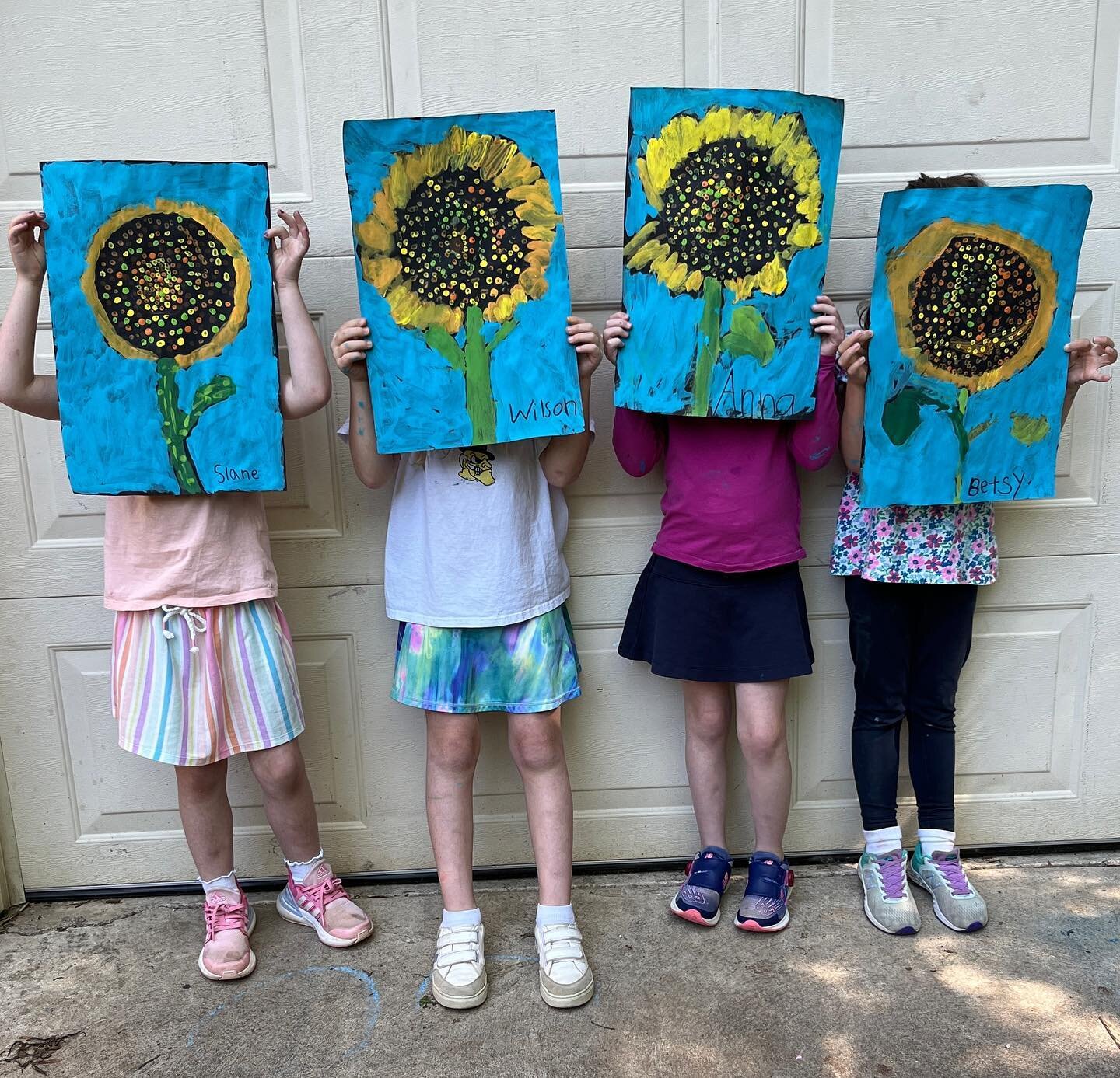 My little sunflowers&hellip; Kindergarten artists.
.
.
.
.
.
#sunflowerart #sunflowers🌻 #elementaryartclass #kidsartproject #afterschoolartclass #artteachersofinstagram #temperapaint