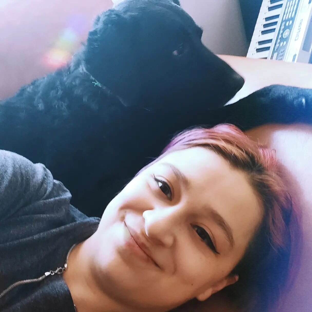 So hard to get a good selfie with a black dog😄 But little Charly and I are defietly enjoying the sunshine today🐶☀️

After my rehearsal with my punk rock band @bloodandchampagneband for our concert this Thursday 🎶🎤 I think we're gonna take a long 