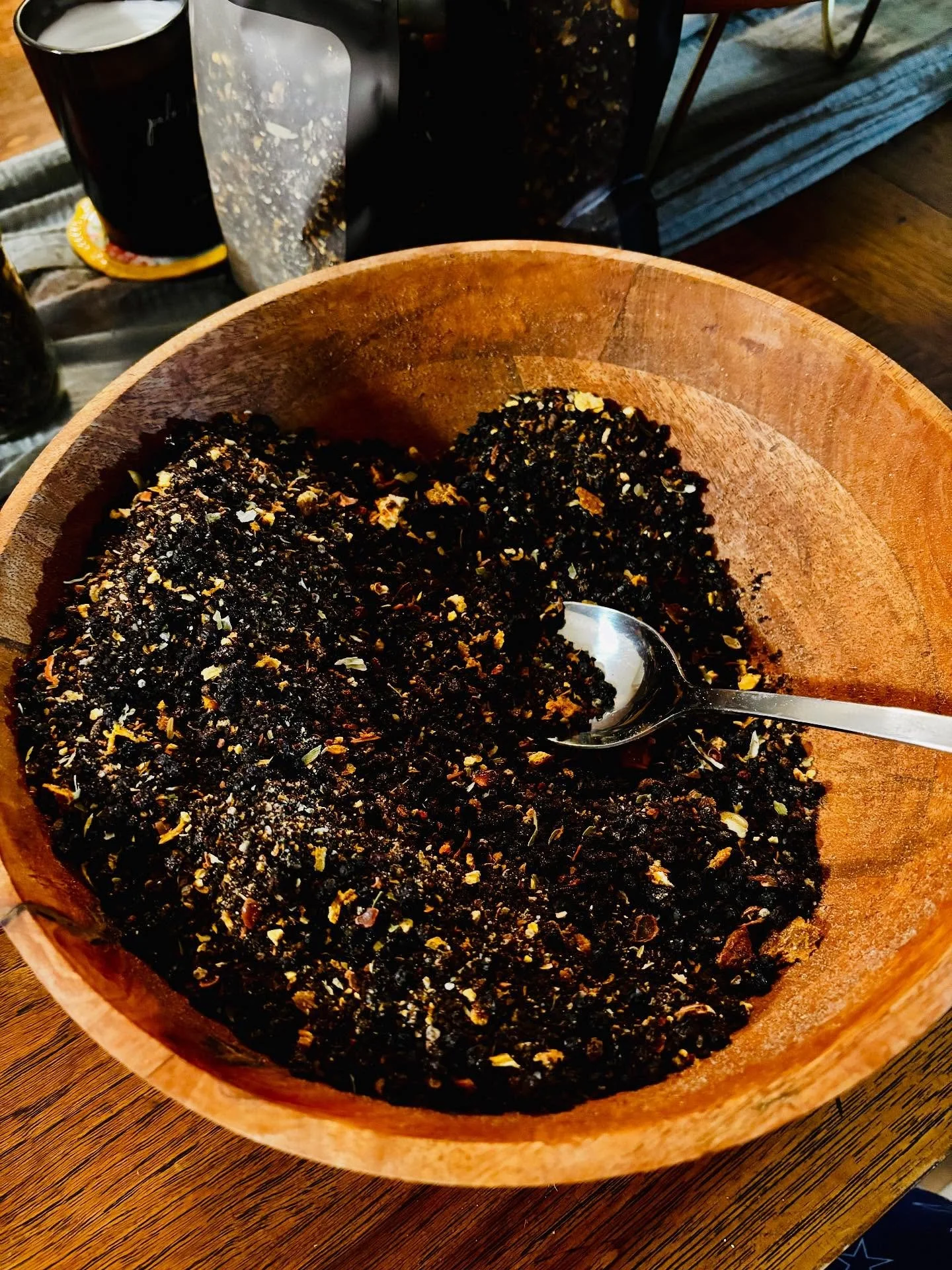 Feels good to be blending teas again. 🌿🖤

Mulled Elderberry Chai. Assam base with whole Elderberries. Ground Green Cardamom, Clove, and Star Anise. Hand dried Cinnamon dusted Oranges. Mulling spices with a chocolate undertone. Packed with antioxida