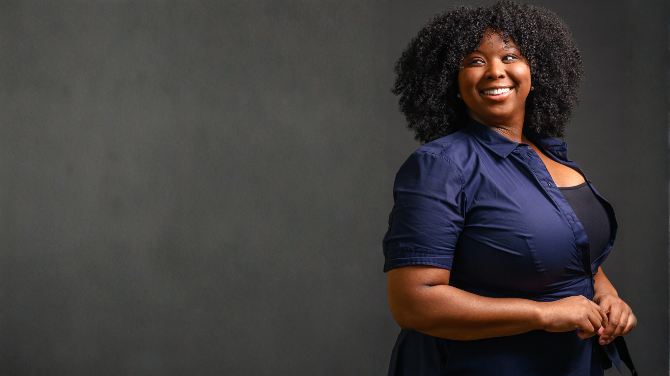 Darchelle Burnett_BlueDress_Lookingovershoulder