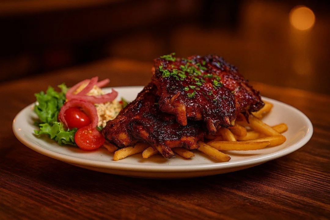 🍷 Upplev den lyxiga sidan av Kr&aring;kans Krog.
✨ V&aring;ra r&auml;tter &auml;r skapade med noggrant utvalda r&aring;varor och en k&auml;nsla f&ouml;r detaljer.
🥩 H&auml;r m&ouml;ts klassisk matlagning och modern elegans i varje tugga.
🌿 Perfekt