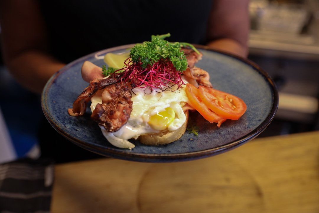 ☀️ B&ouml;rja helgen p&aring; b&auml;sta s&auml;tt med v&aring;r h&auml;rliga brunch hos Kr&aring;kans Krog! 🥐
Varje l&ouml;rdag och s&ouml;ndag mellan 10:00 och 14:00 serverar vi en gener&ouml;s brunch fylld med varma r&auml;tter, nybakat br&ouml;d