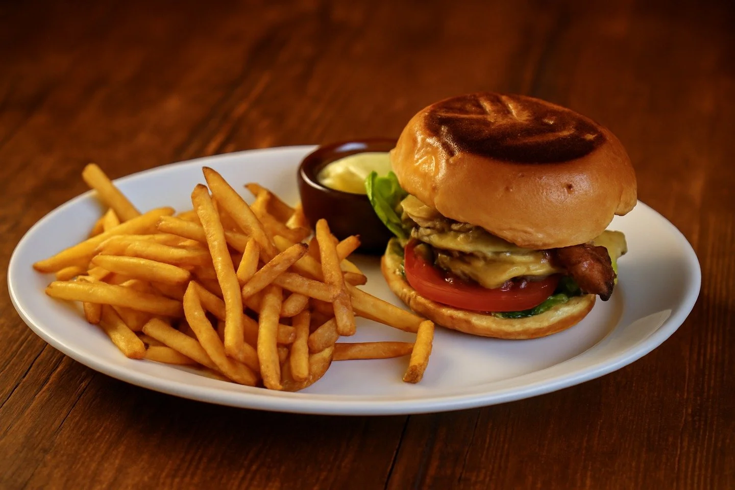 🍔 En burgare som talar f&ouml;r sig sj&auml;lv
Saftigt k&ouml;tt, nybakat br&ouml;d, krispig bacon och perfekt stekta pommes &ndash; allt tillagat med kvalitet och k&auml;rlek.
En klassiker som alltid smakar r&auml;tt och f&aring;r dig att l&auml;ng