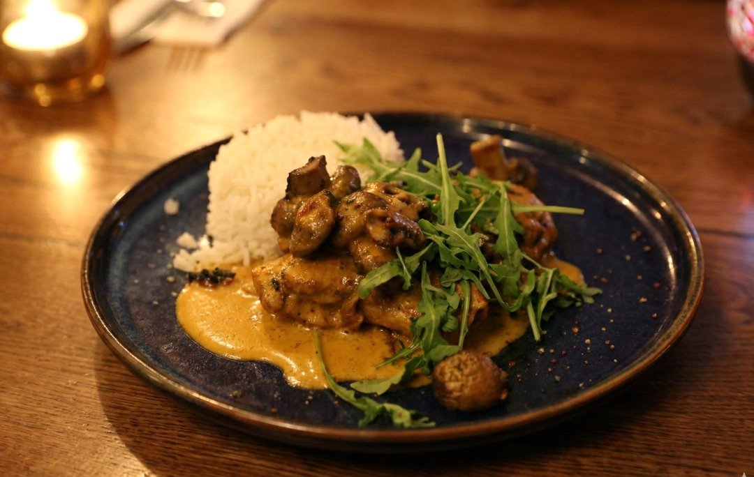 ✨ En plats d&auml;r helgen f&aring;r sin r&auml;tta start och varje m&aring;ltid k&auml;nns som en liten paus fr&aring;n vardagen.
Hos oss m&ouml;ts god mat, varm atmosf&auml;r och enkel njutning i varje stund.
Perfekt f&ouml;r dig som vill koppla av