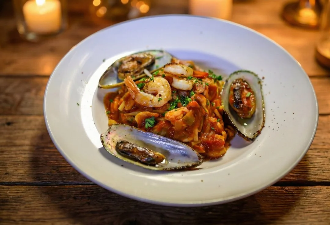 F&auml;rska smaker fr&aring;n havet tillagade med k&auml;nsla och kvalitet.
Havets r&aring;varor m&ouml;ter noggrant utvalda ingredienser f&ouml;r en balanserad smakupplevelse.
Varje r&auml;tt bjuder p&aring; fr&auml;sch&ouml;r textur och rena smaker