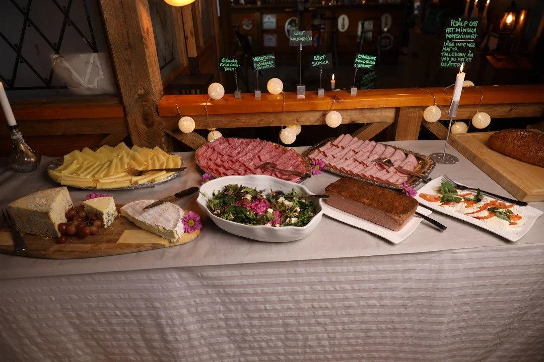 🥐☕ Brunch som den ska vara
Hos oss handlar brunch om kvalitet, lugn och goda smaker.
V&auml;llagade r&auml;tter, f&auml;rska r&aring;varor och en varm atmosf&auml;r som g&ouml;r helgen lite b&auml;ttre.
Perfekt f&ouml;r en l&aring;ng frukost, en sen