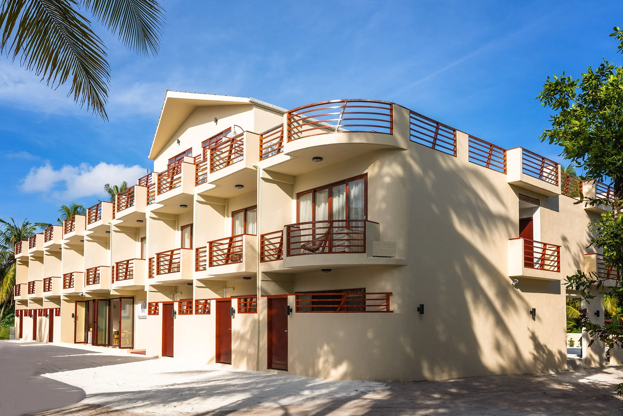 0009.wht-snd-dhigu-hotel.jpg