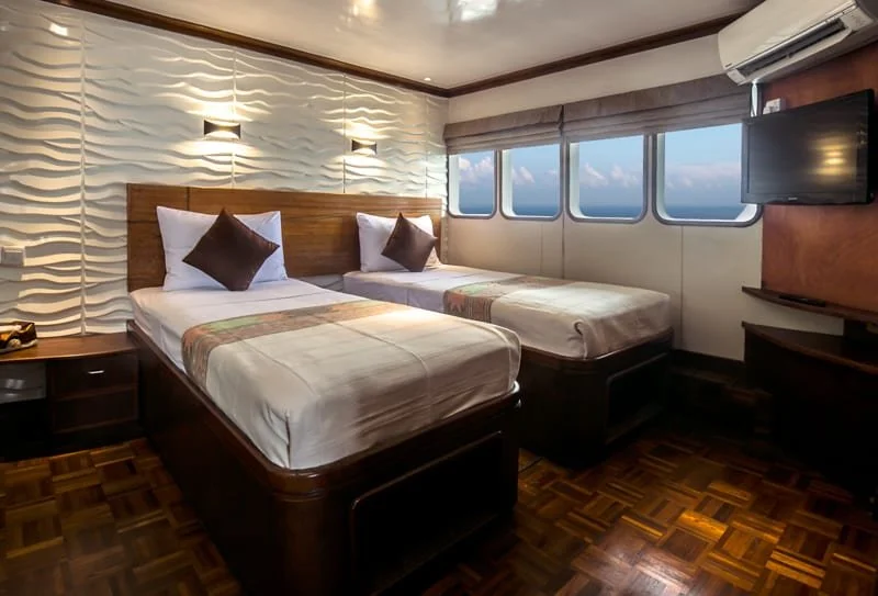 carpe-vita-private-maldives-surf-charter-boat-surfing-7.jpg