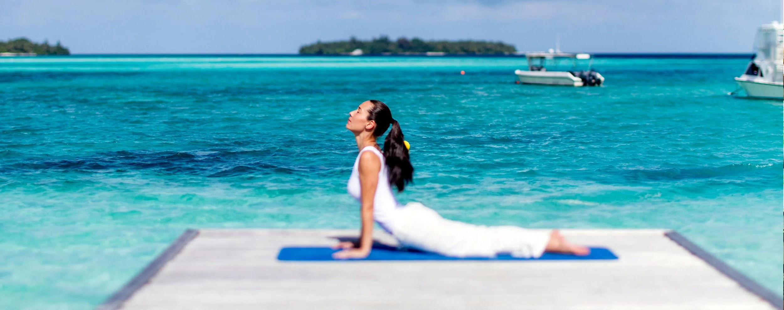 kandooma-wellness-yoga-on-the-beach-2560.jpg