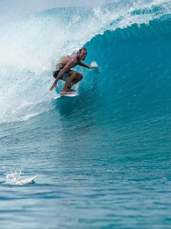 surfing_at_niyama_private_islands_maldives_1_558x744.jpg