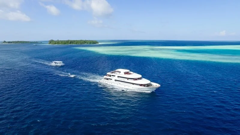 carpe-vita-private-maldives-surf-charter-boat-surfing-4.jpg