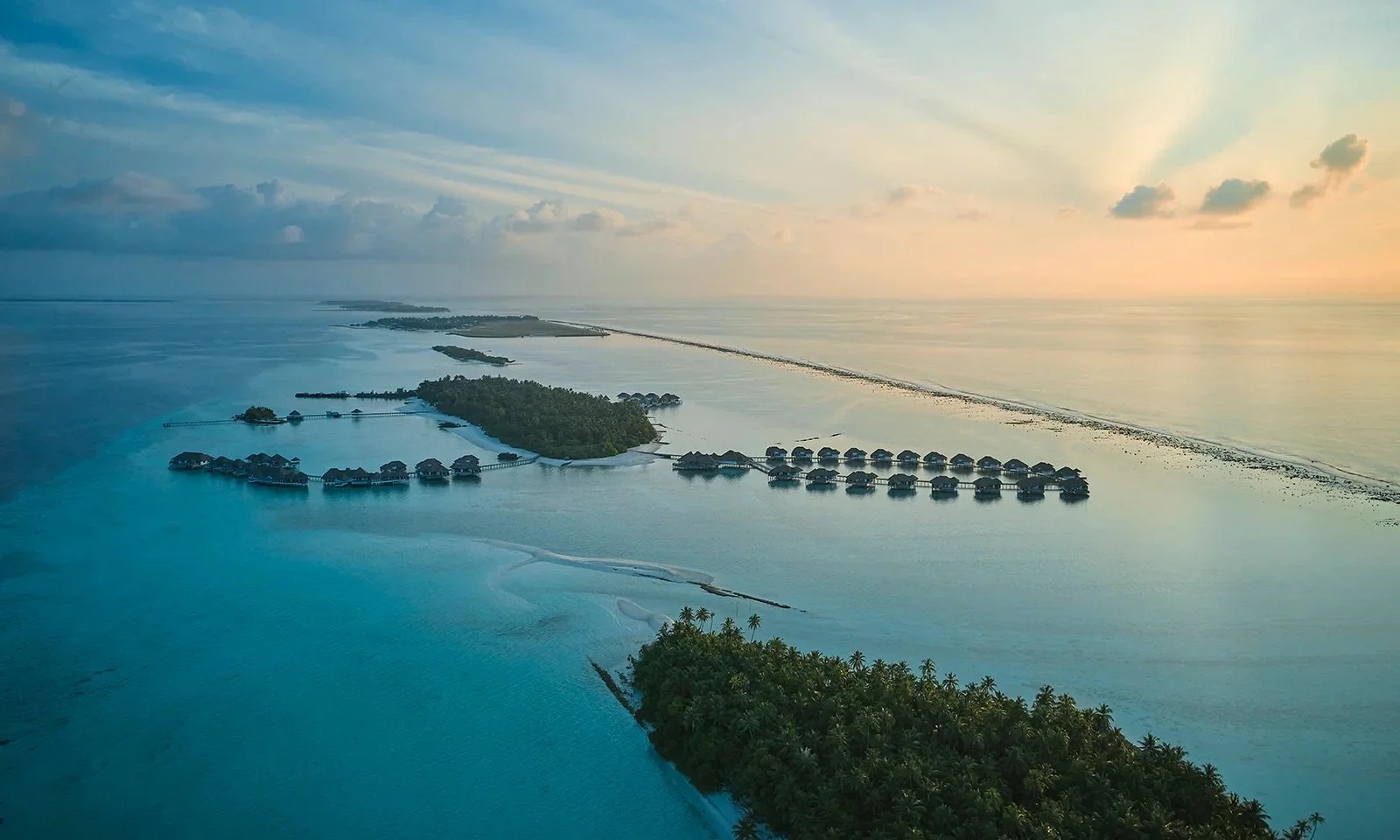 MM_20_COMO_CMF_Aerial_Lavadhoo_and_Maalifushi_090e416c-c4a0-4520-8cb7-2f1c14997613_1000x@3x.jpg