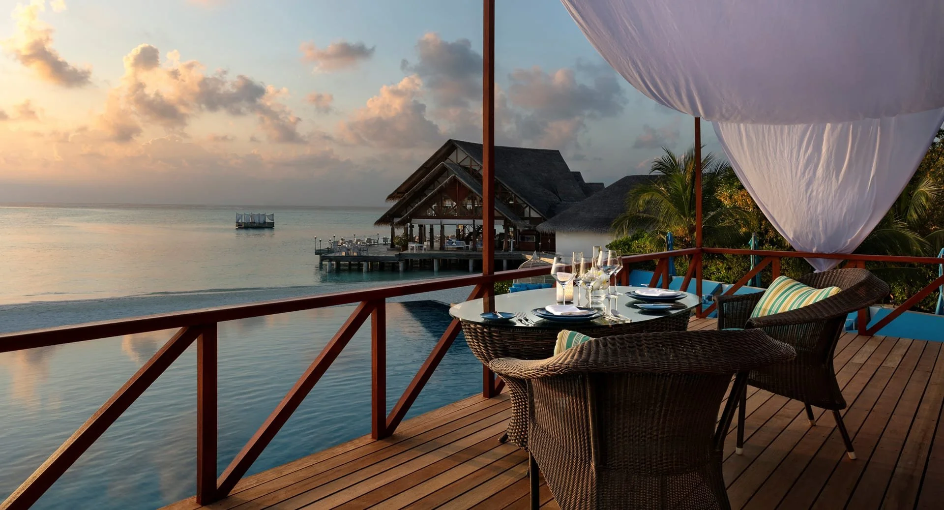 anantara_dhigu_aqua_dining_by_design_1920x1037.jpg