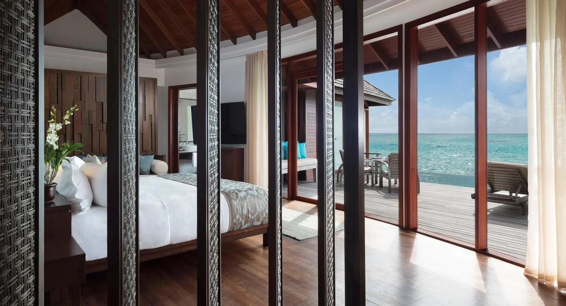 anantara_dhigu_sunset_overwater_pool_suite_bedroom_1920x1037.jpg