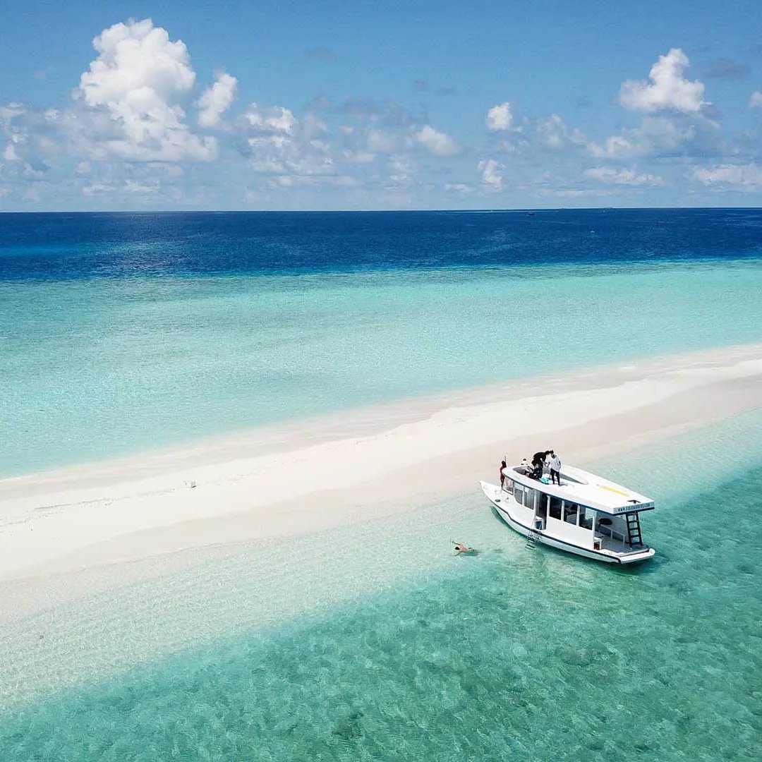 boat-at-sandbank-1266.jpg