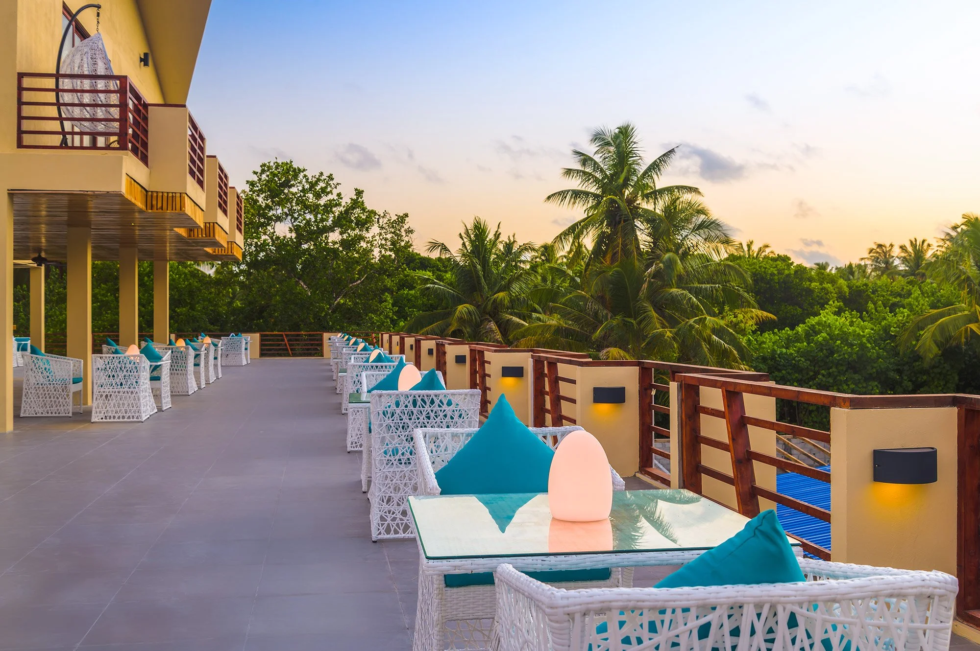 0006.wht-snd-dhigu-restaurent.jpg