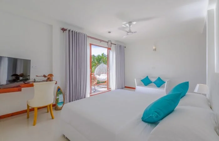 0019.wht-snd-dhigu-suitedouble-700x452.jpg