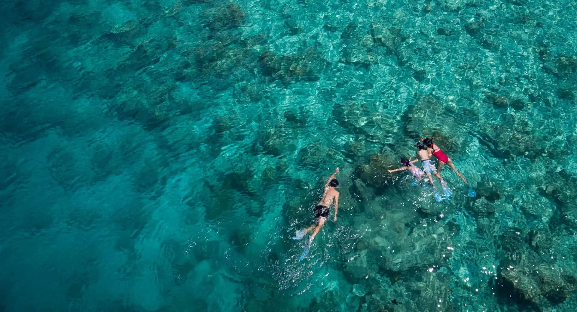 anantara_dhigu_maldives_ghulifushi_snorkel_family_01_1920x1037.jpg