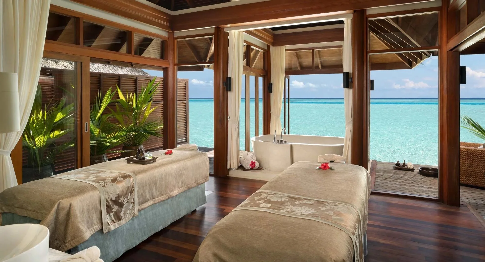 anantara_dhigu_spa_double_treament_room_1920x1037.jpg
