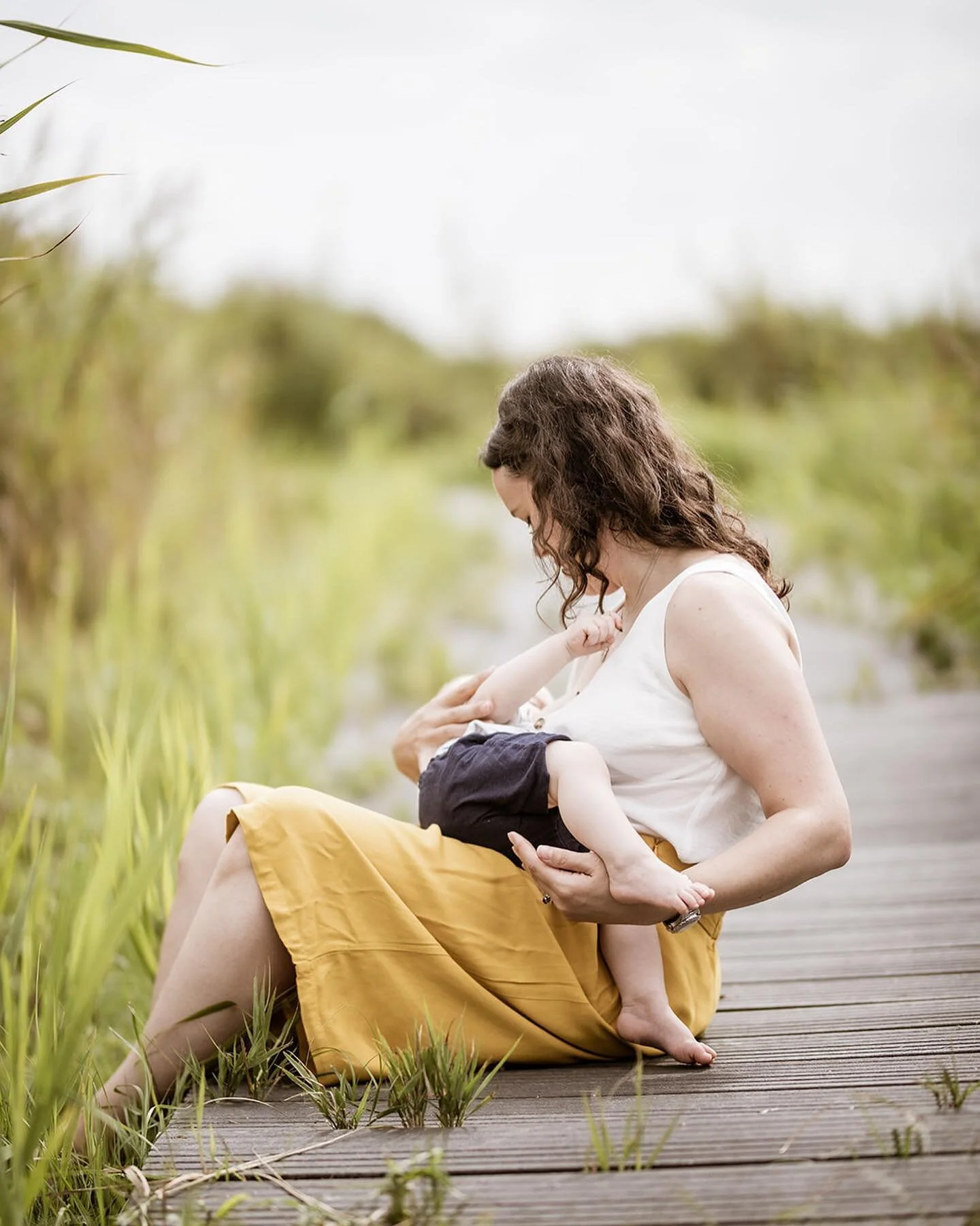 To complete my trio a couple of photos of Sarah feeding adorable Asa. Connection immediately jumps to mind - the beautiful bond between mother and child. 💙
#irishbreastfeedingstories @sarahversoryan