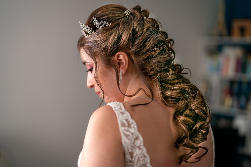 Hayes bride has the finishing touches on her hair