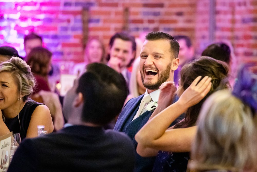 groomsman-laughs-at-best-man-speech-wasing-park