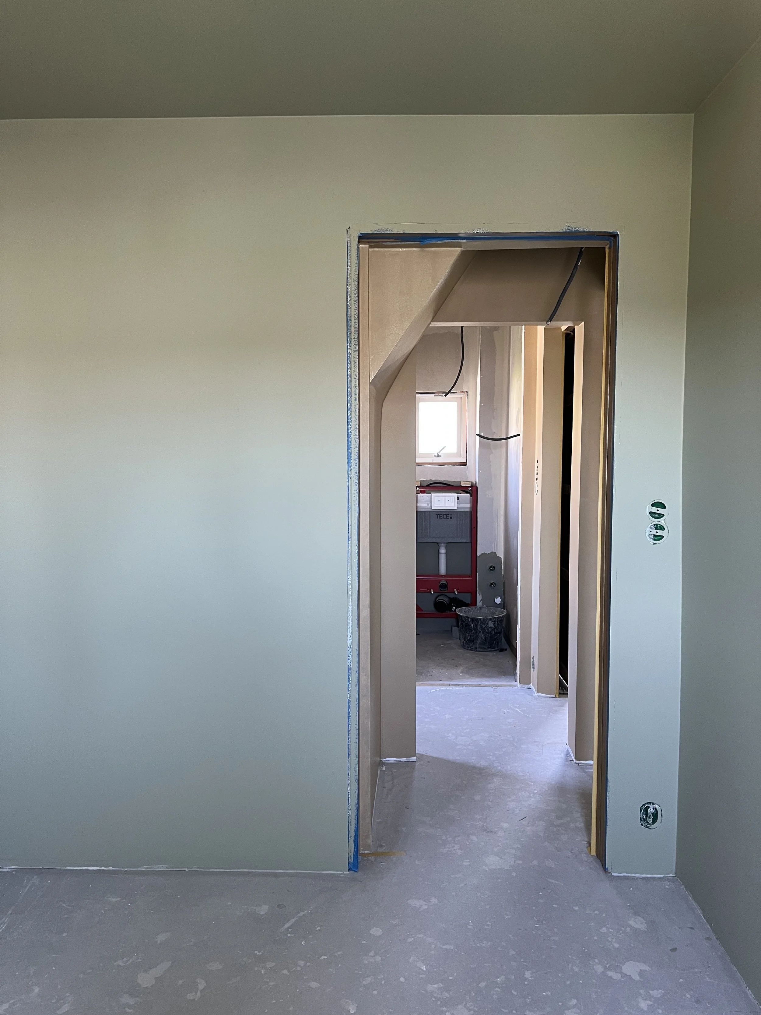 Totalrenovering Breviksbakken: Nymalt soverom.