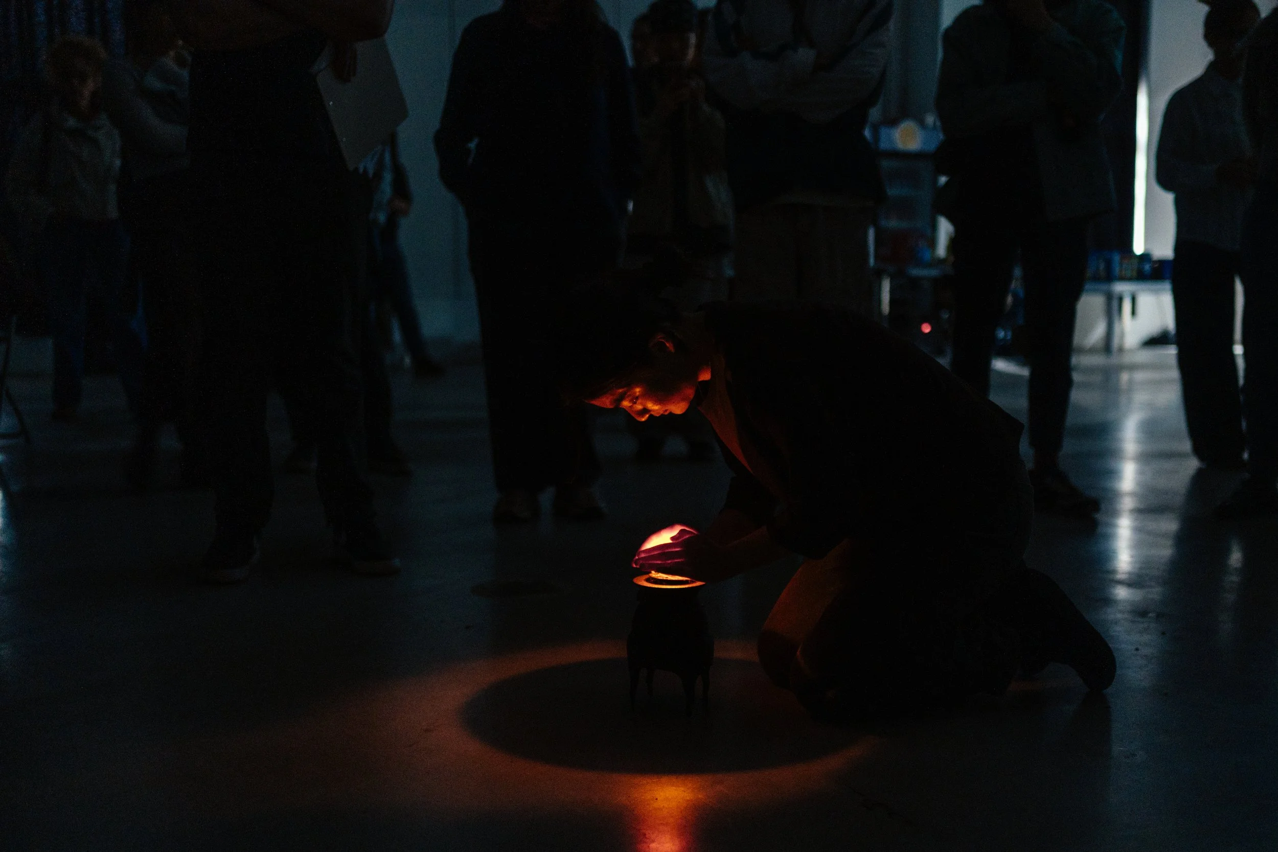  Kim, Boeun. (2026). Remaining Where Light Falls [Performance]. Halle 1, Hfk Bremen, Germany.  Photographed by Jimi Liu, 2026. 