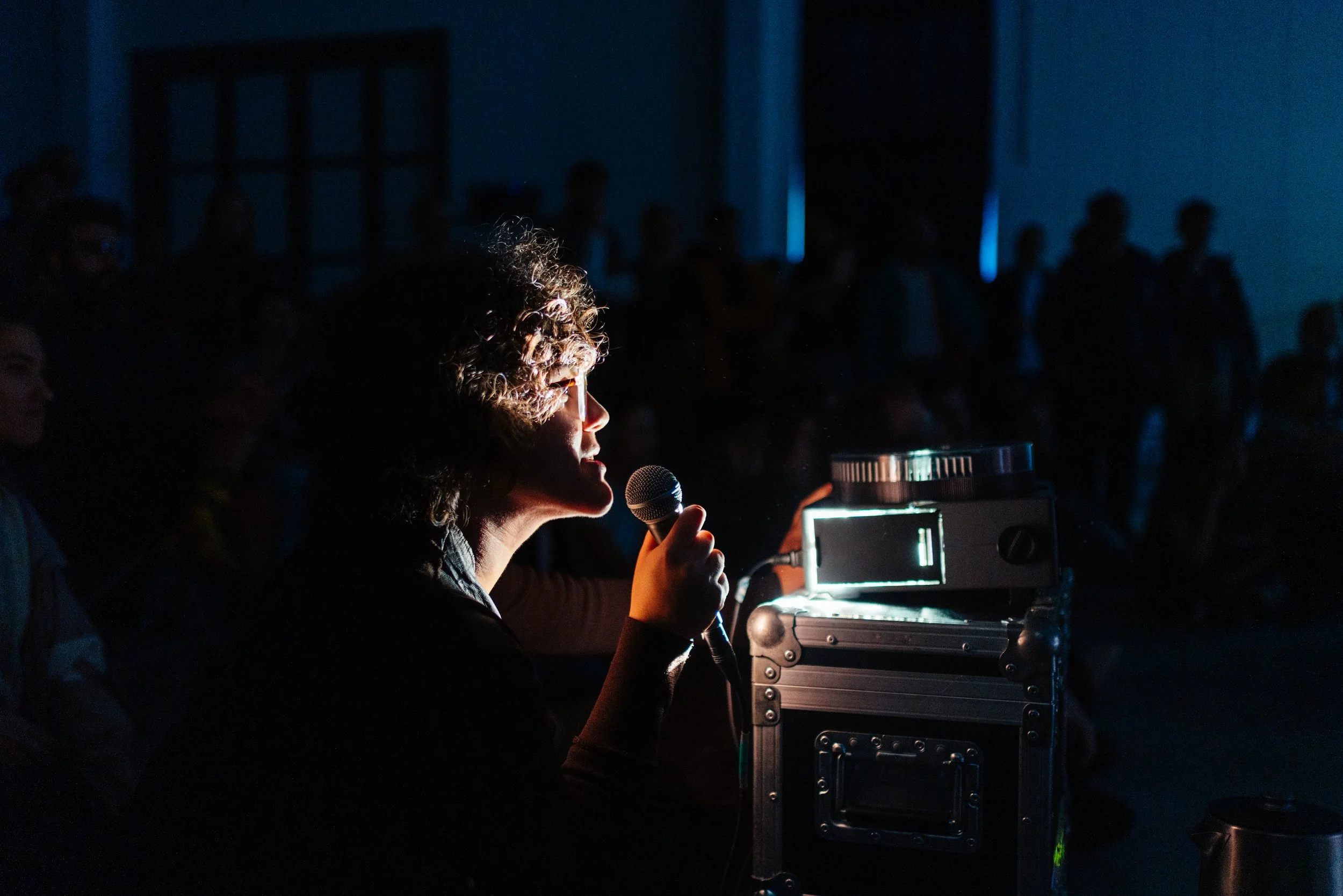  Musaeva, Nilufer. (2026). Homecoming [Storytelling Performance]. Halle 1, Hfk Bremen, Germany.  Photographed by Jimi Liu, 2026. 