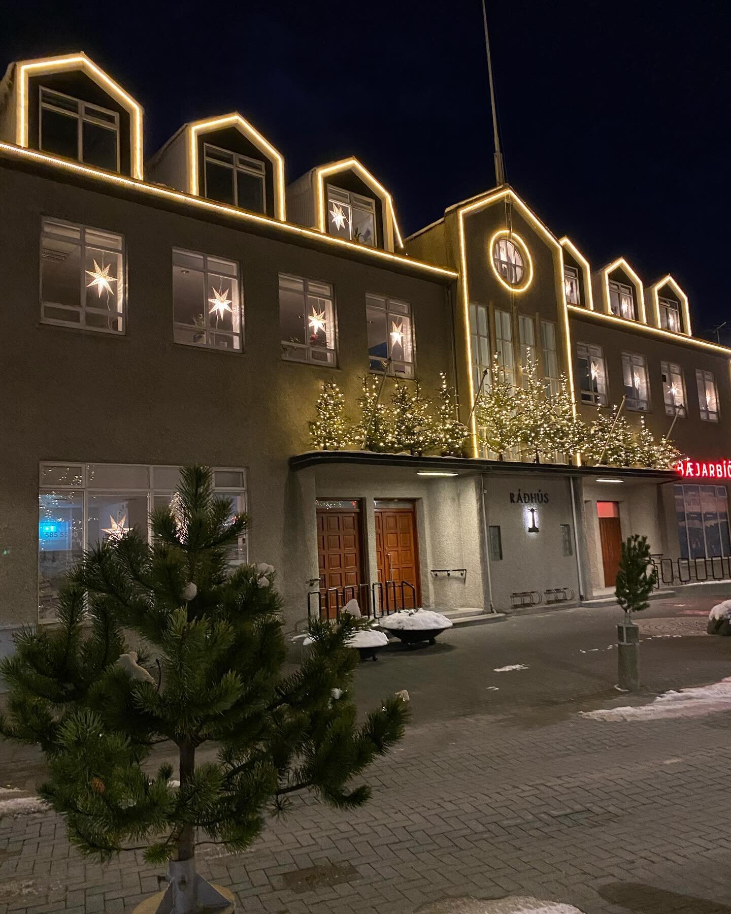 Amazing and quiet last morning of the year 2023 with #atlasobscura group in #iceland. They had the town #hafnarfj&ouml;r&eth;ur #forthemselves on the #hiddenworldwalkwithsilja #happynewyear2023 - #thanksforjoining #elfs #trolls #hulduf&oacute;lk #dwa