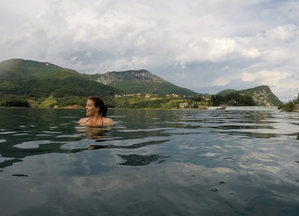 Lucie Aidart en Bosnie Herzégovine dans un lac à Ramsko Jezero