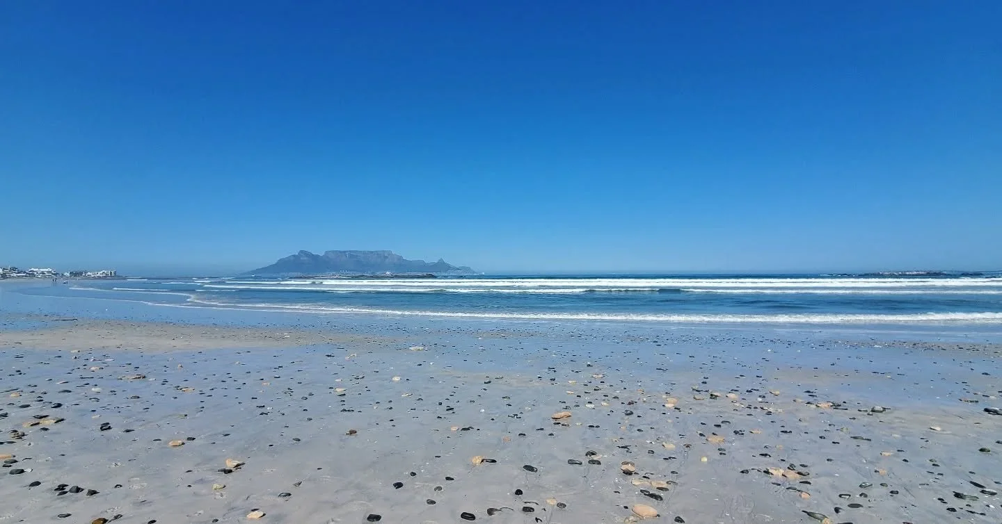September 2025 🌊🤙🏻🏄🏻&zwj;♀️ Silence, surf and chill at Big Bay

Another day trip out of Cape Town, this time to Big Bay, its views, its dunes and its peace.

We took two city buses to end up there with magnificent views on Table Mountain. I love