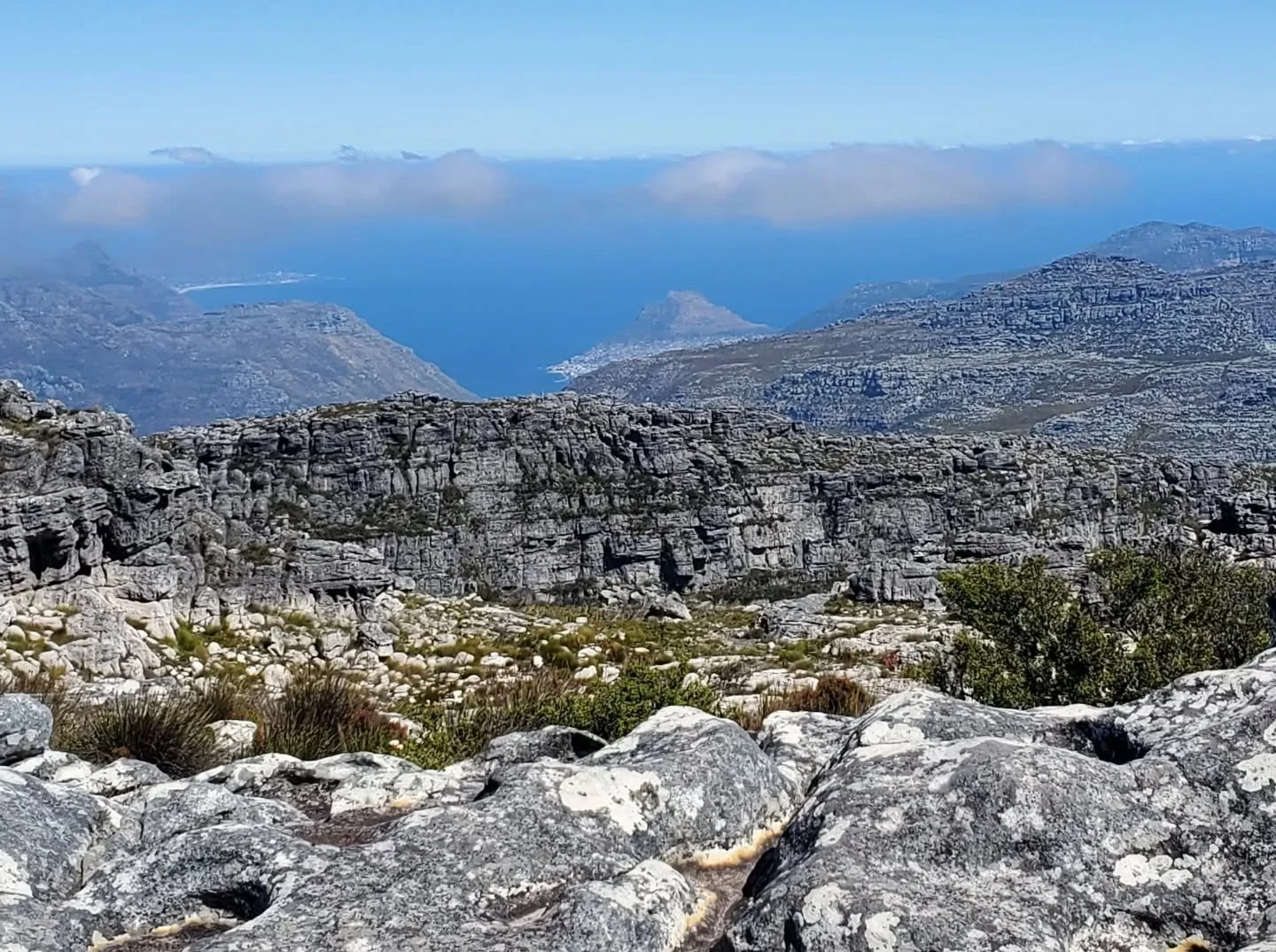 September 2025 ⛰️ Between fog and clarity, between sea and higher views

Our friend @bambi_2292 visits us in Cape Town from Hermanus. How exciting is that?! We show her the spots we enjoy, but the weather is not really on our side at first.

On a fog