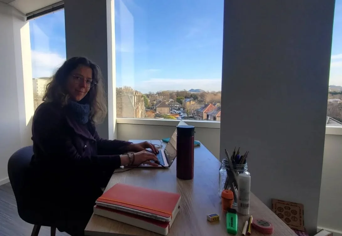 📚 Closing a door, to let new ones open wide 🎸

After two beautiful years at the writing studio, it's time to let it go, and write again from home 🙏🏻

Thank you to this beautiful and spacious apace who served us so well; from figuring out the stru